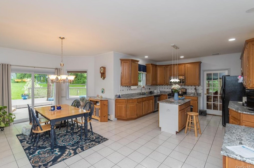 6 Breezeway Ln, Goshen NY  10924-6425 exterior