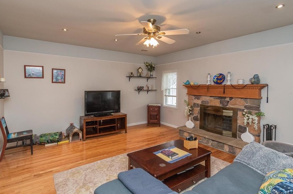 6 Breezeway Ln, Goshen NY  10924-6425 exterior