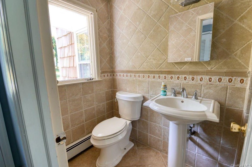 11 Tracklot Rd, Head Of The Harbor NY  11780-3811 exterior