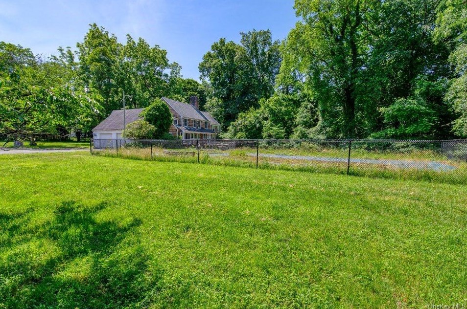 11 Tracklot Rd, Head Of The Harbor NY  11780-3811 exterior