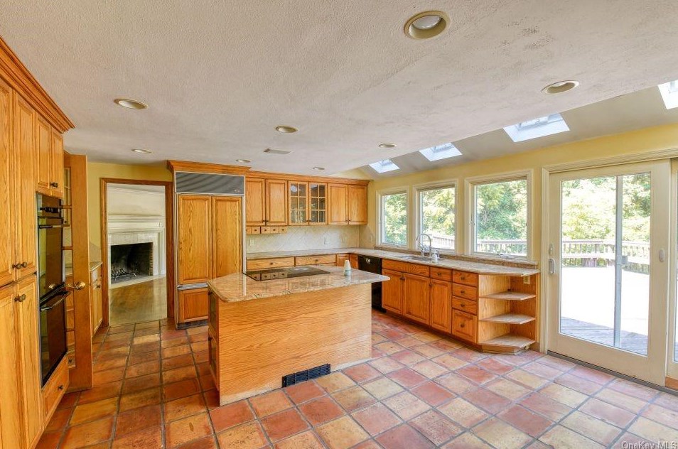 11 Tracklot Rd, Head Of The Harbor NY  11780-3811 exterior