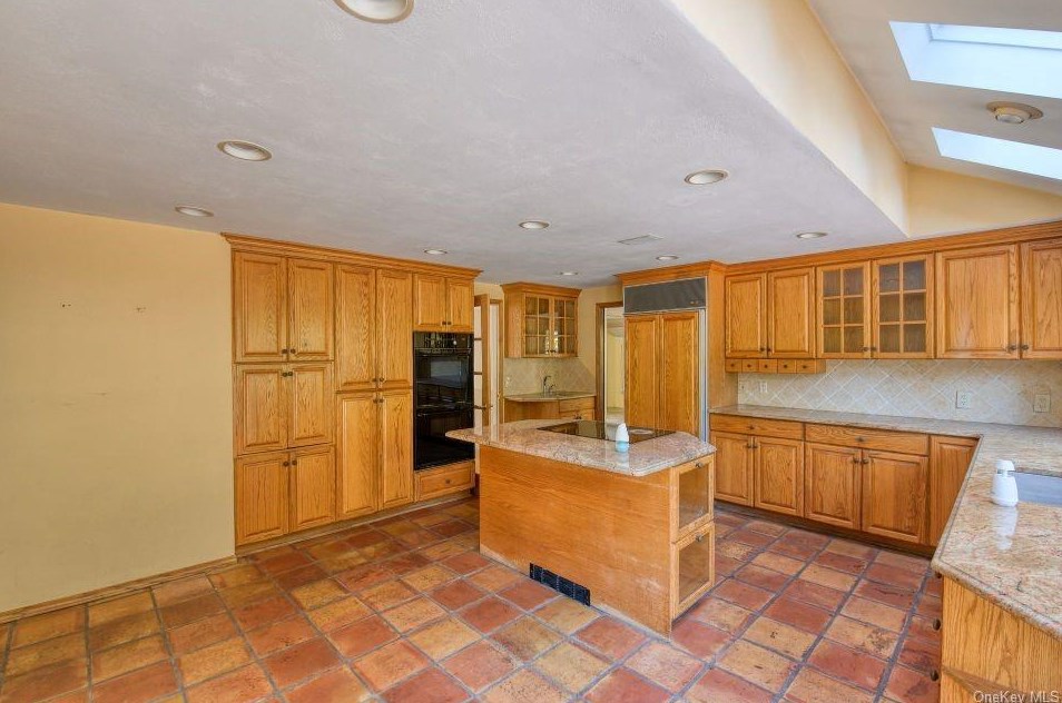 11 Tracklot Rd, Head Of The Harbor NY  11780-3811 exterior