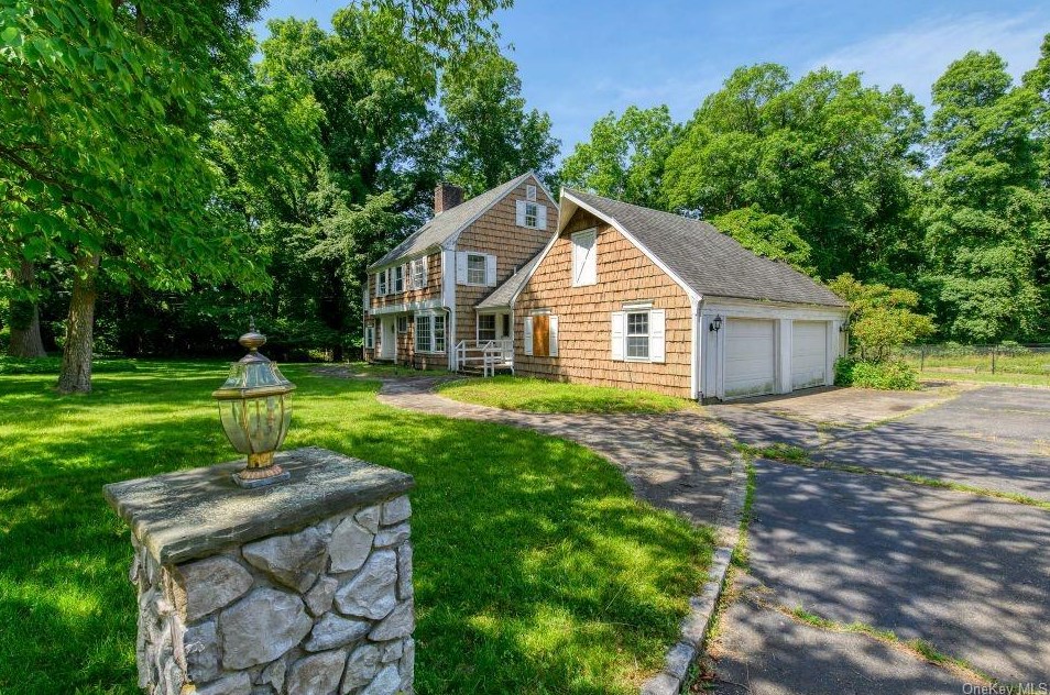 11 Tracklot Rd, Head Of The Harbor NY  11780-3811 exterior