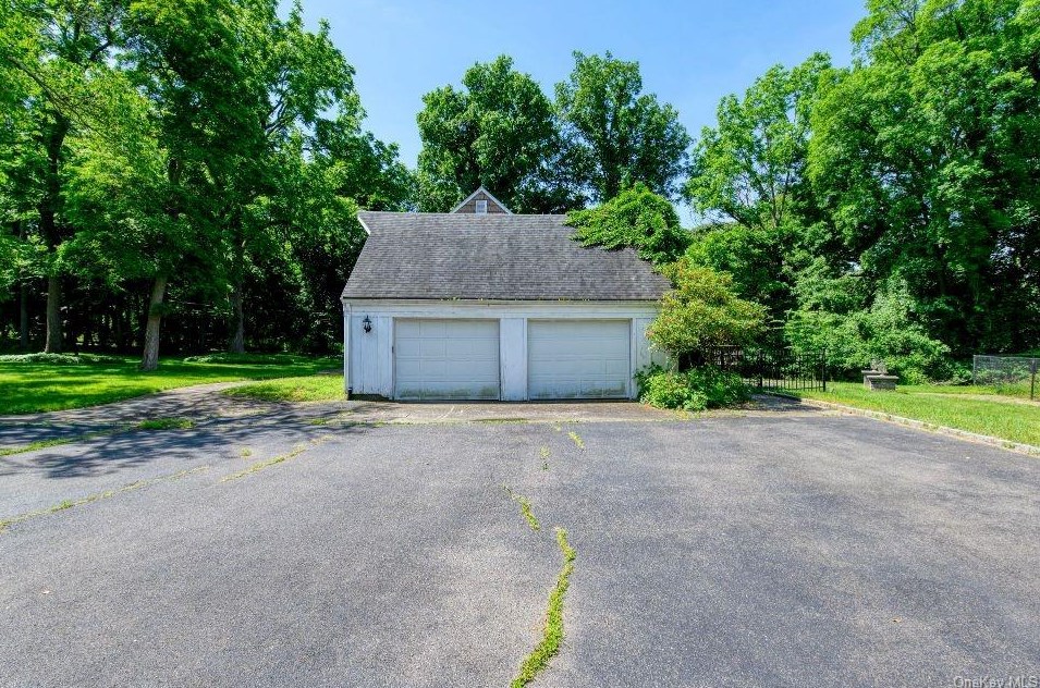 11 Tracklot Rd, Head Of The Harbor NY  11780-3811 exterior