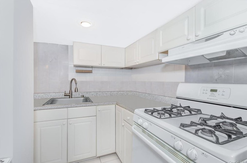 130 Lawton St, Yonkers NY  10705-4637 exterior