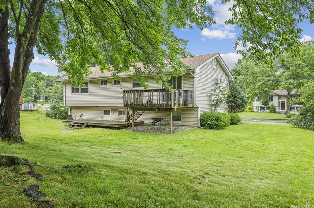 18 Larchwood Dr, Goshen NY  10924-2543 exterior
