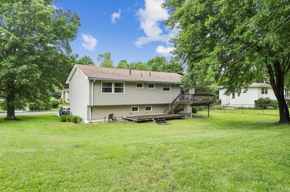 18 Larchwood Dr, Goshen NY  10924-2543 exterior