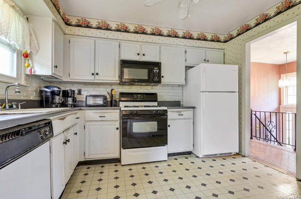 18 Larchwood Dr, Goshen NY  10924-2543 exterior