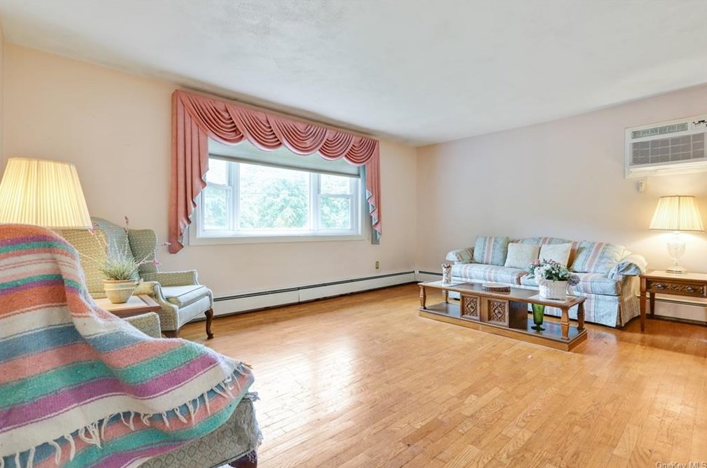 18 Larchwood Dr, Goshen NY  10924-2543 exterior