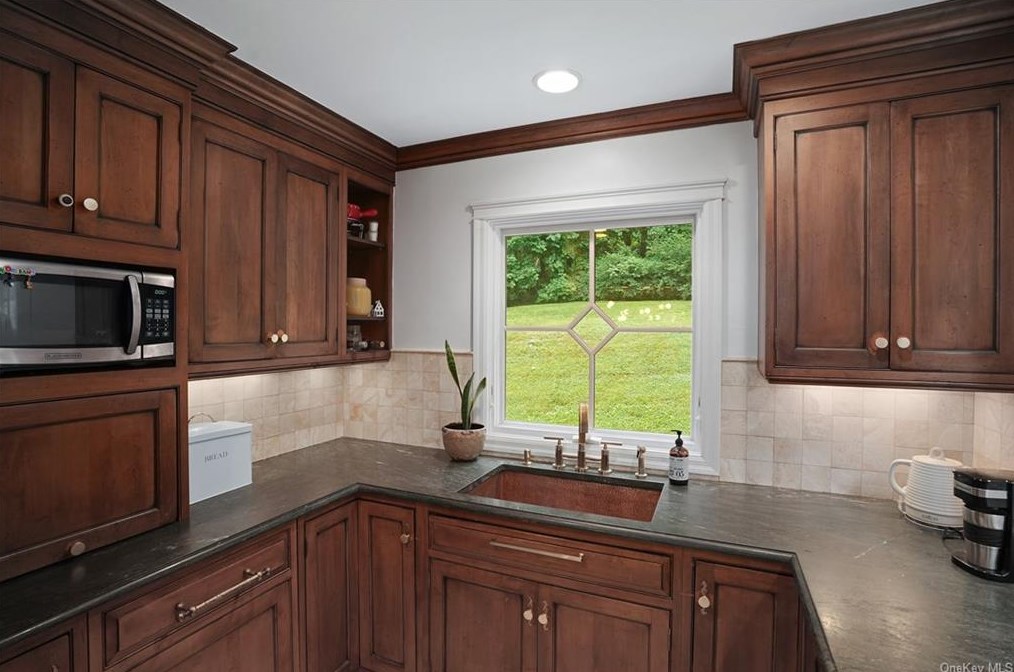 11 Lakeside Dr, Katonah NY  10536-1607 exterior