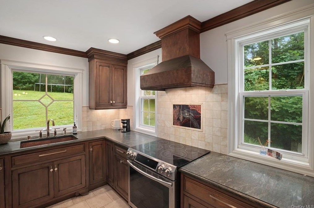11 Lakeside Dr, Katonah NY  10536-1601 exterior
