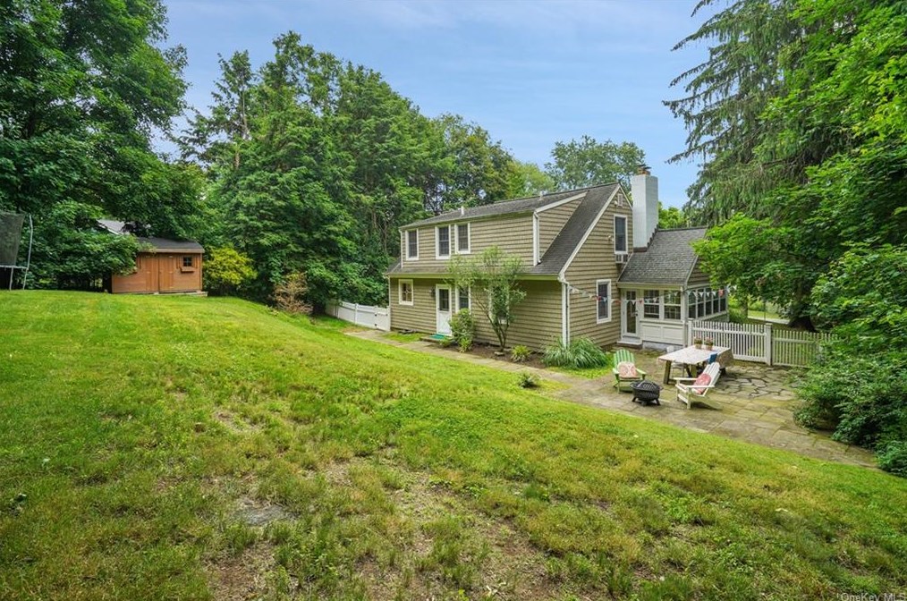11 Lakeside Dr, Katonah NY  10536-1607 exterior