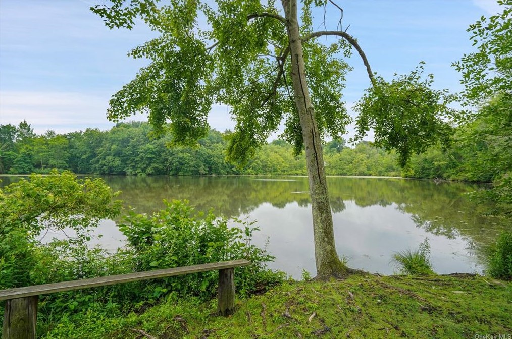 11 Lakeside Dr, Katonah NY  10536-1607 exterior