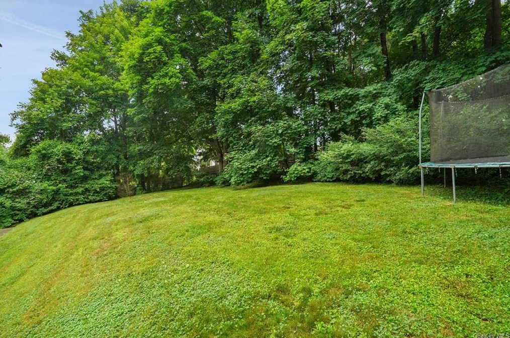11 Lakeside Dr, Katonah NY  10536-1607 exterior