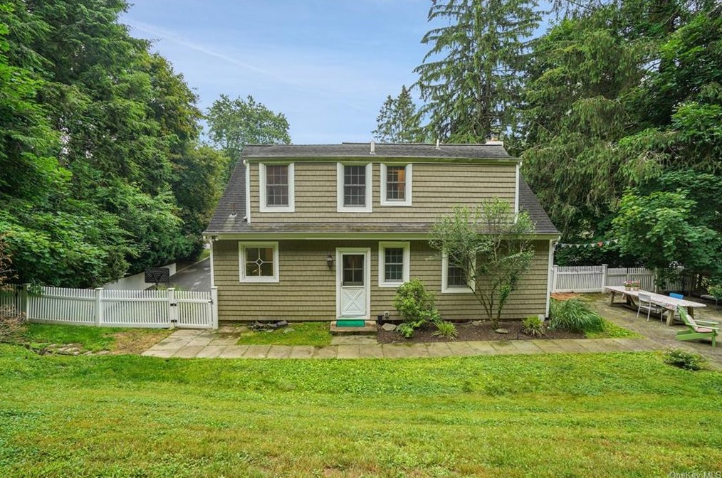 11 Lakeside Dr, Katonah NY  10536-1607 exterior