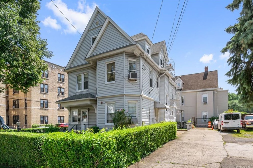 754 Palisade Ave, Yonkers NY 10703-1819 exterior