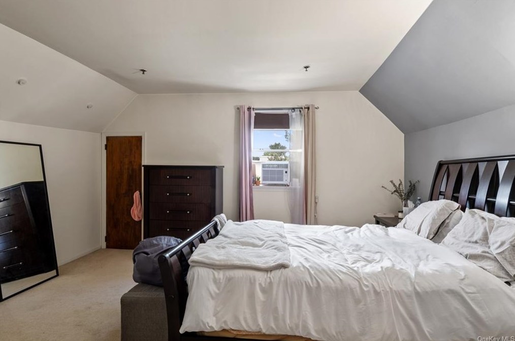 754 Palisade Ave, Yonkers NY 10703-1819 exterior