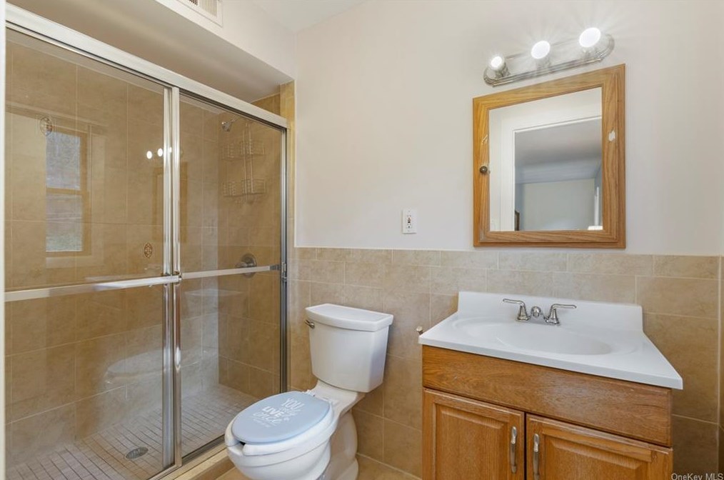 820 Fenimore Rd, Larchmont NY  10538-1114 exterior