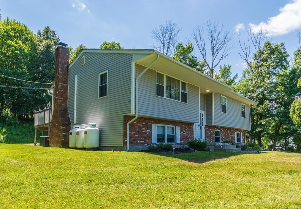 19 Circle Dr, Monroe NY  10950-3638 exterior