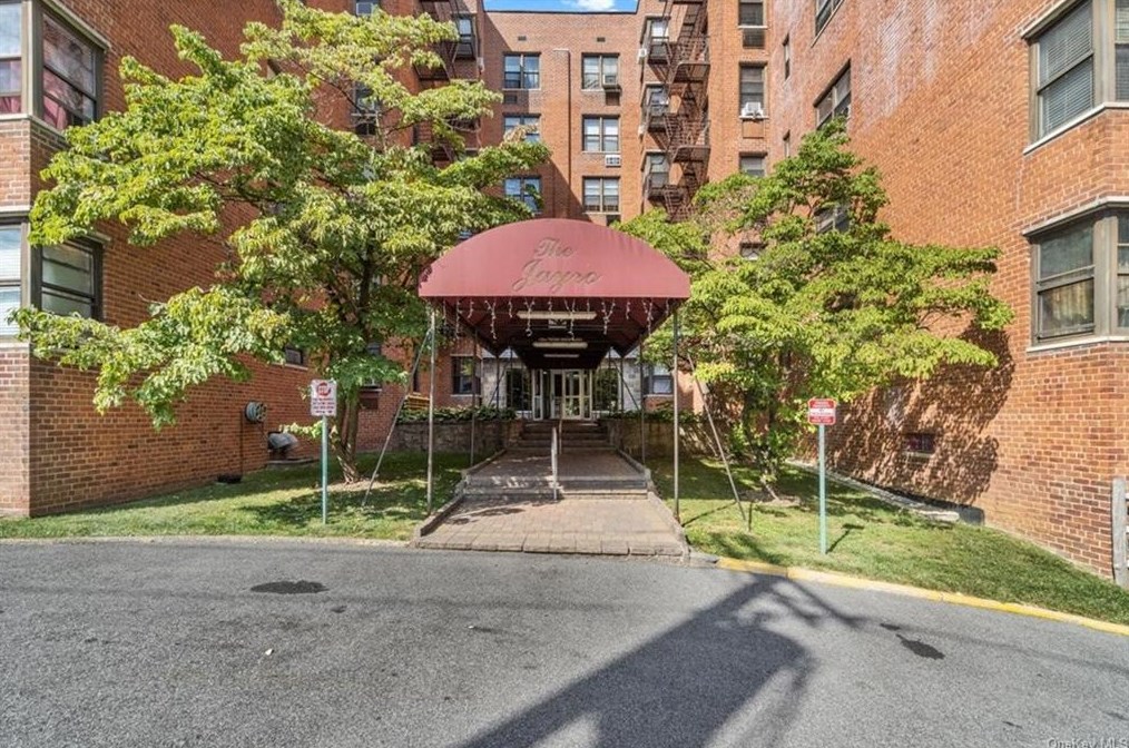 555 Bronx River Rd, Yonkers NY  10704-1710 exterior