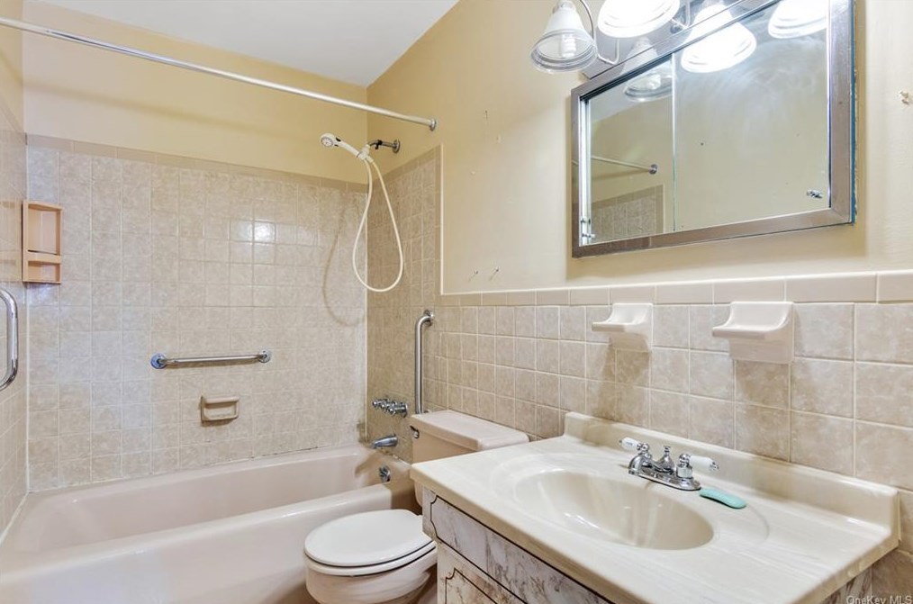 137 Bellevue Pl, Yonkers NY  10703-1626 exterior