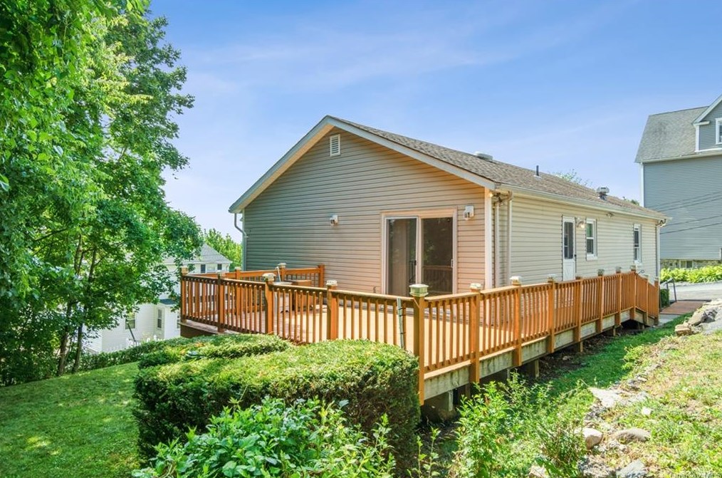 137 Bellevue Pl, Yonkers NY  10703-1626 exterior