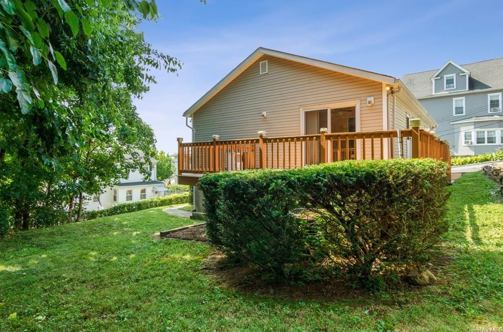 137 Bellevue Pl, Yonkers NY  10703-1626 exterior