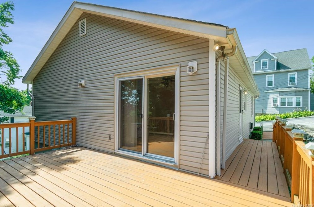 137 Bellevue Pl, Yonkers NY  10703-1626 exterior