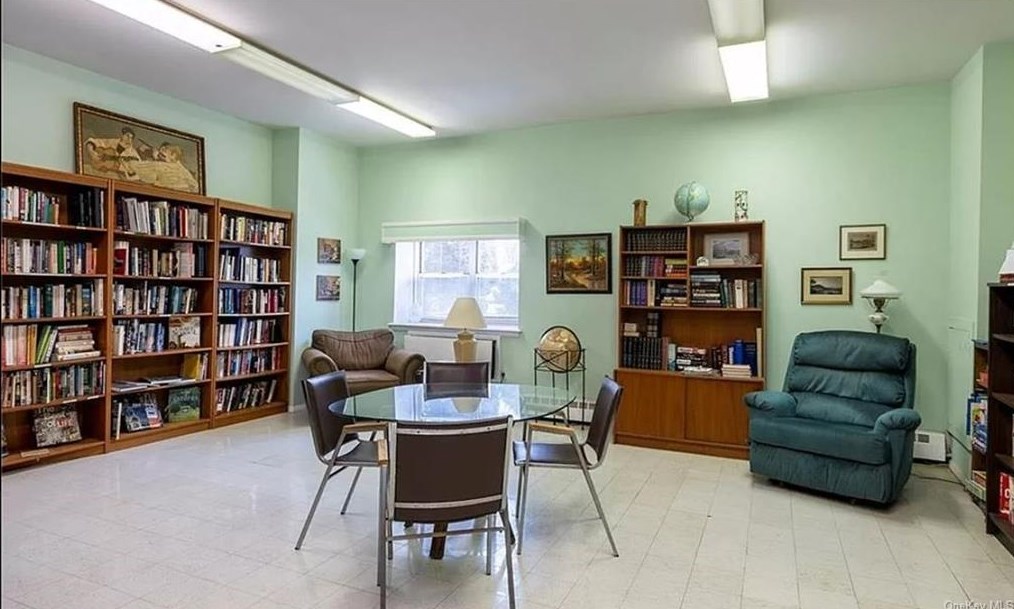 1 Lakeview Dr, Peekskill NY 10566-2222 exterior