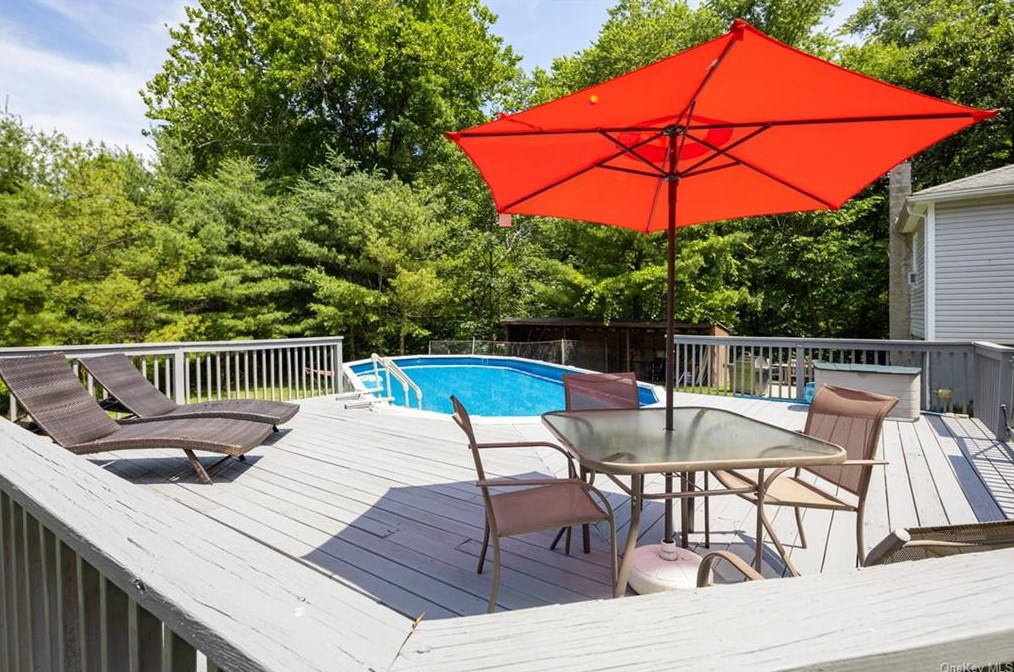 125 Greenwood Dr, Beacon NY  12508-2908 exterior