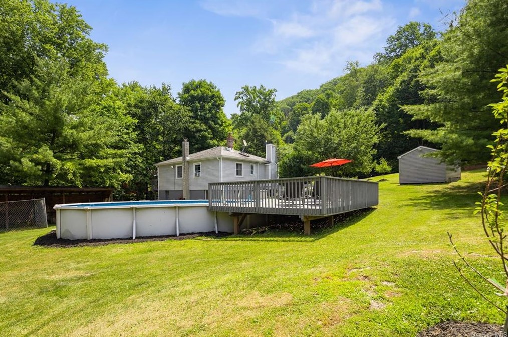 125 Greenwood Dr, Beacon NY  12508-2908 exterior