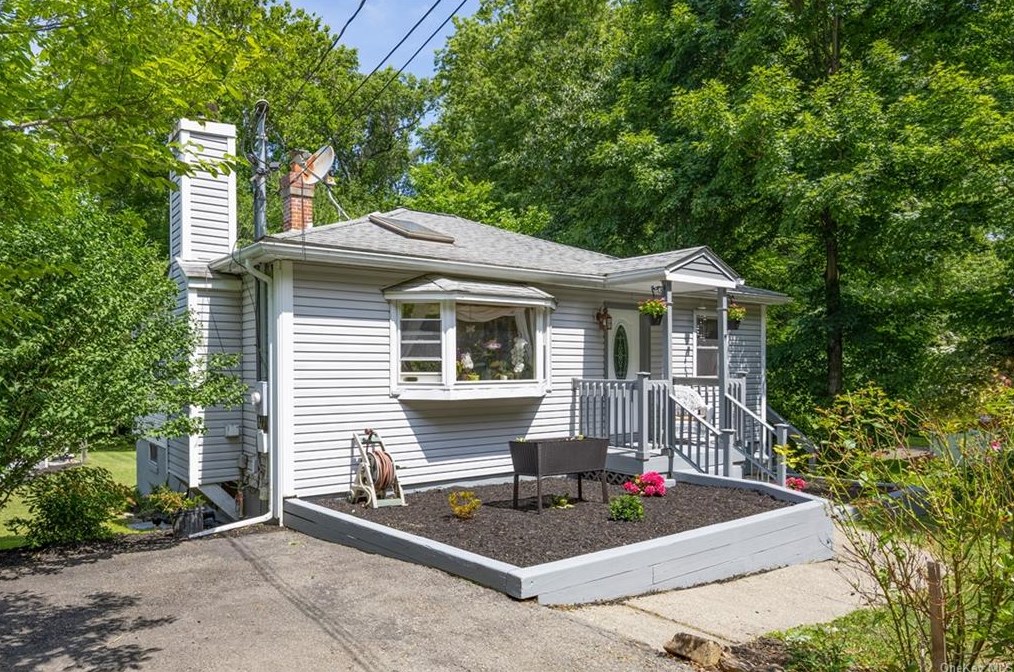 125 Greenwood Dr, Beacon NY  12508-2939 exterior