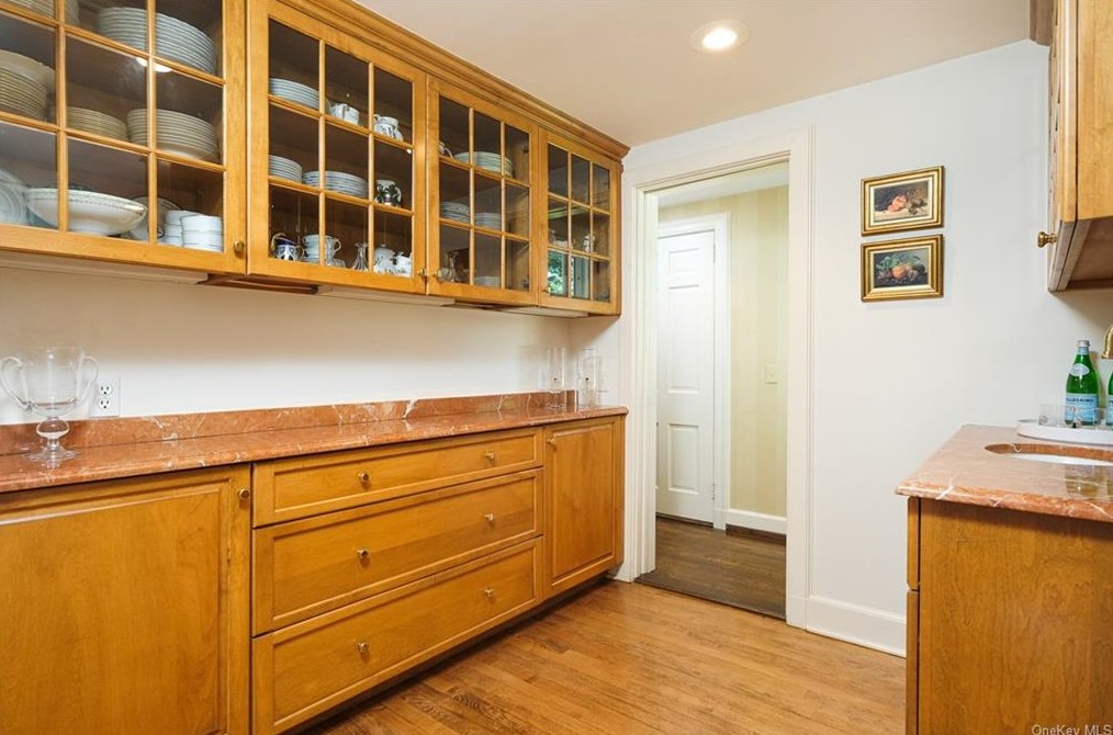 23 Warwick Rd, Yonkers NY 10708-5714 exterior