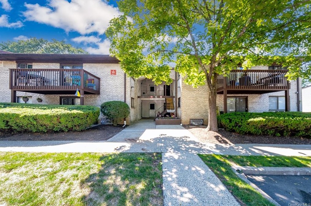 2 Secora Rd, Chestnut Ridge NY 10952-3713 exterior