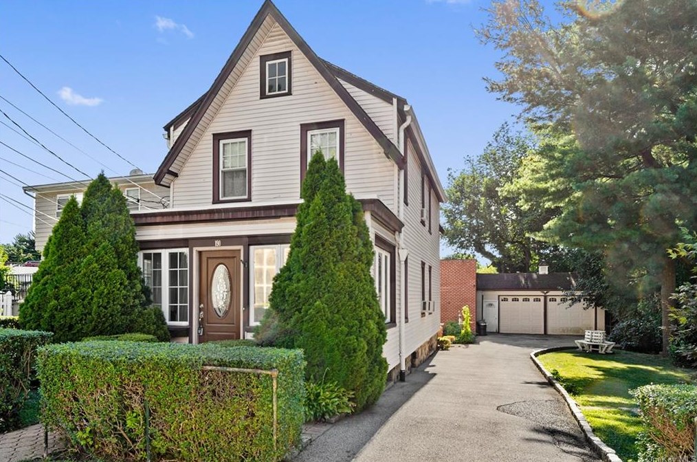 190 Crescent Pl, Yonkers NY 10704-1603 exterior