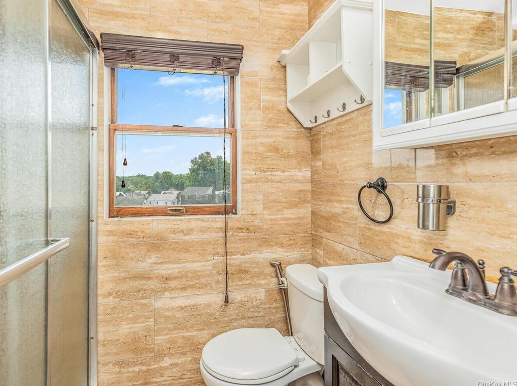 165 Hillview Ave, Yonkers NY 10704-3544 exterior