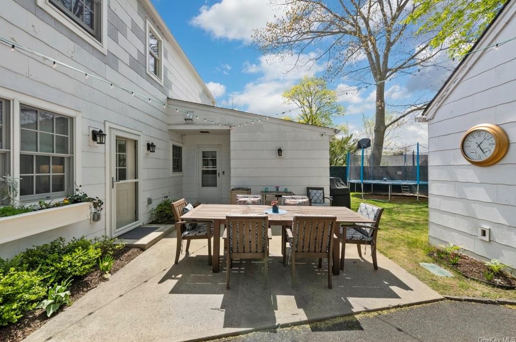 4 Wendover Rd, Yonkers NY 10705-2549 exterior