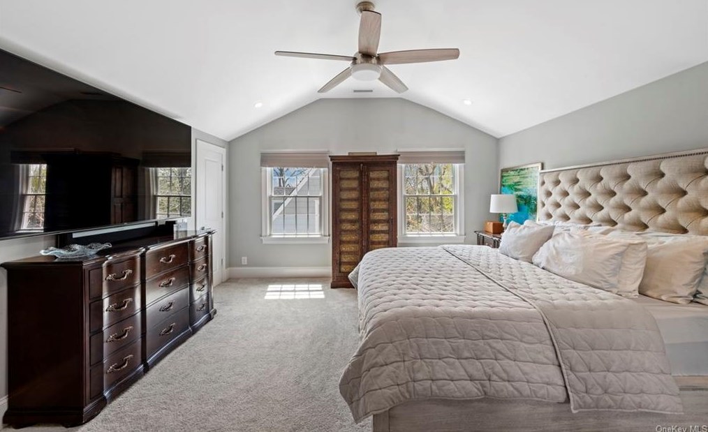 4 Wendover Rd, Yonkers NY 10705-2549 exterior