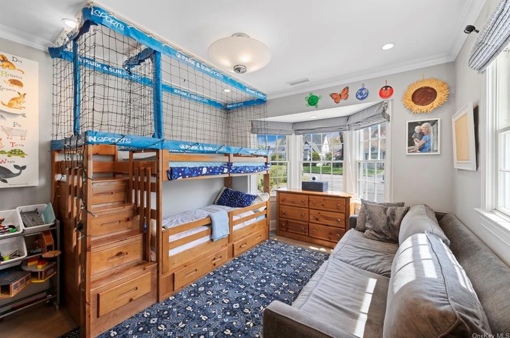 4 Wendover Rd, Yonkers NY 10705-2549 exterior