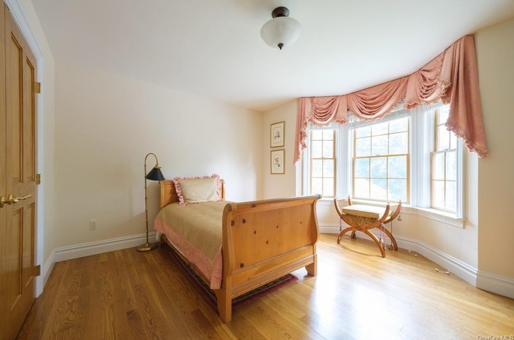 126 Durst Pl, Yonkers NY 10704-1840 exterior