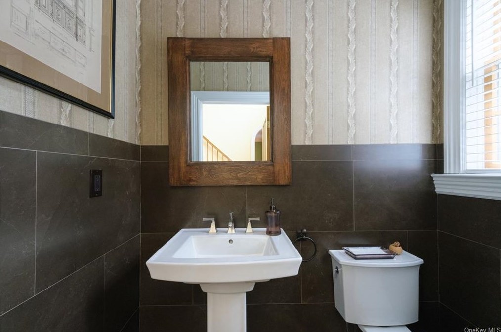 126 Durst Pl, Yonkers NY 10704-1840 exterior