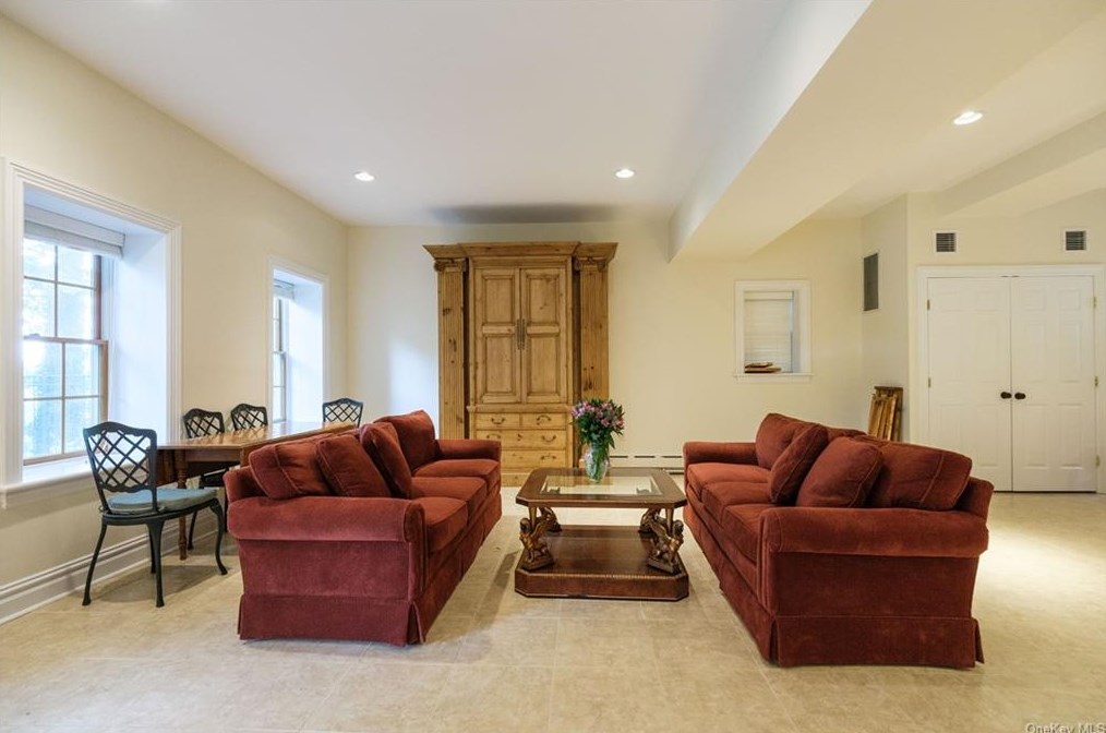 126 Durst Pl, Yonkers NY 10704-1840 exterior