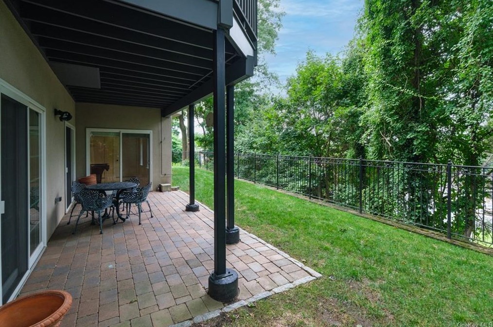 126 Durst Pl, Yonkers NY 10704-1840 exterior