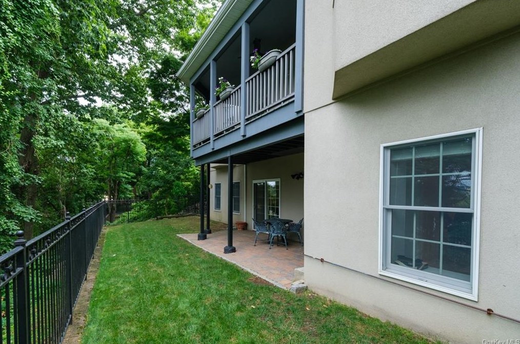 126 Durst Pl, Yonkers NY 10704-1840 exterior