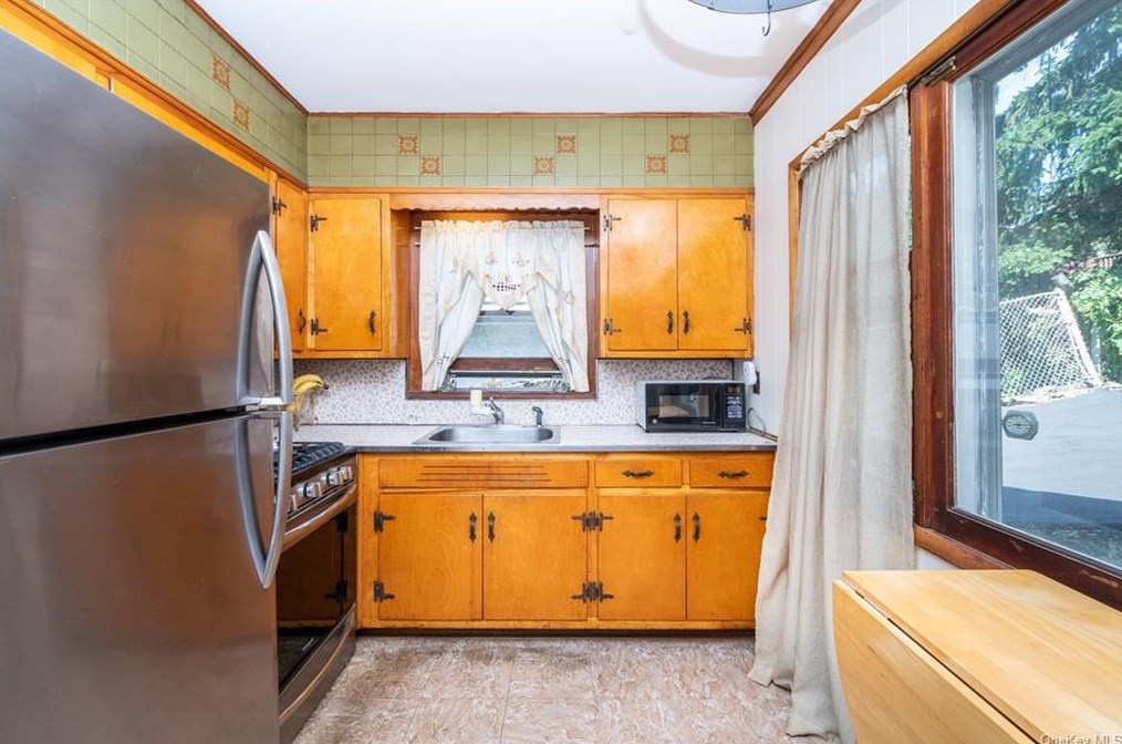 514 Mile Square Rd, Yonkers NY 10704-1936 exterior