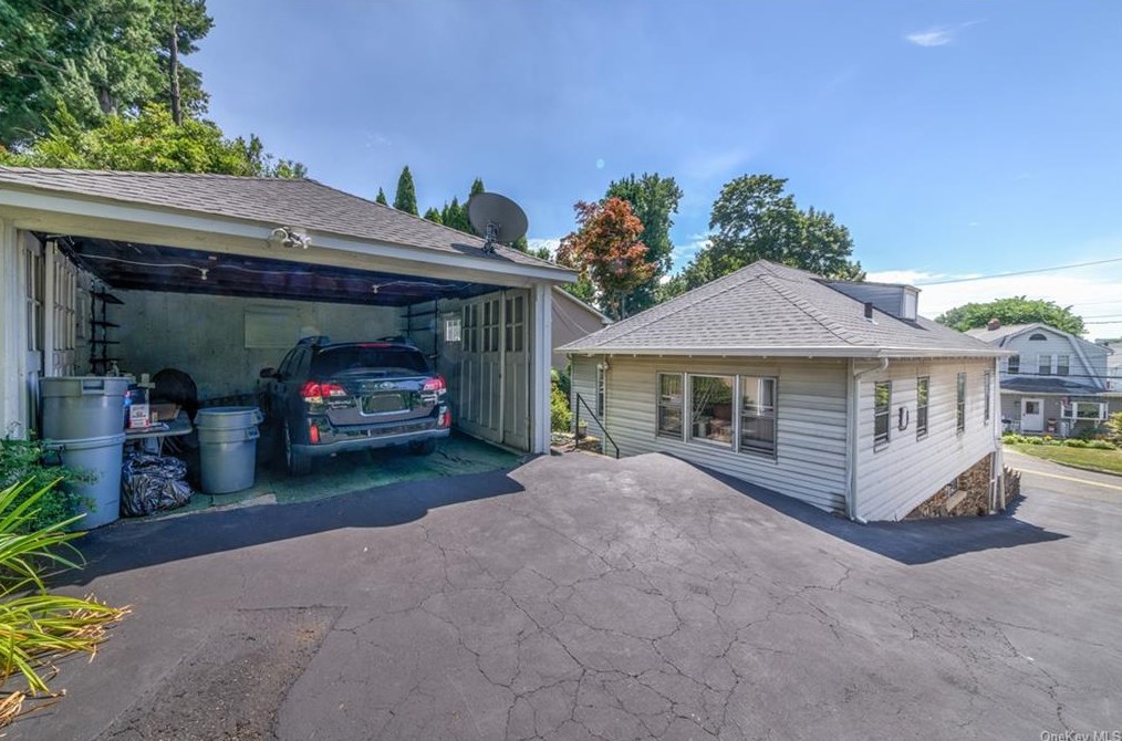 514 Mile Square Rd, Yonkers NY 10704-1936 exterior