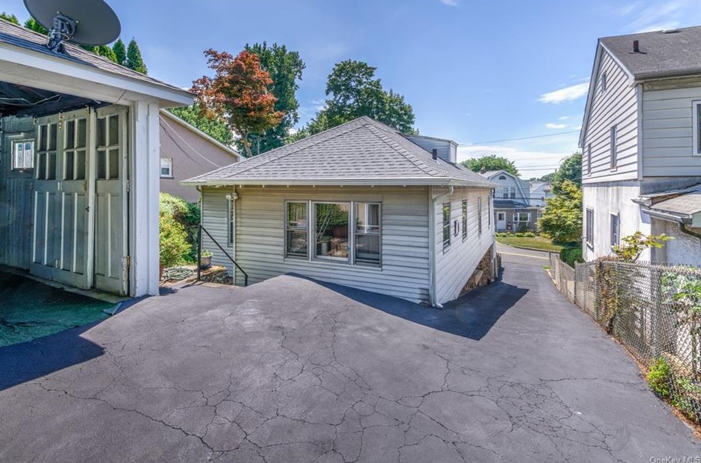 514 Mile Square Rd, Yonkers NY 10704-1936 exterior