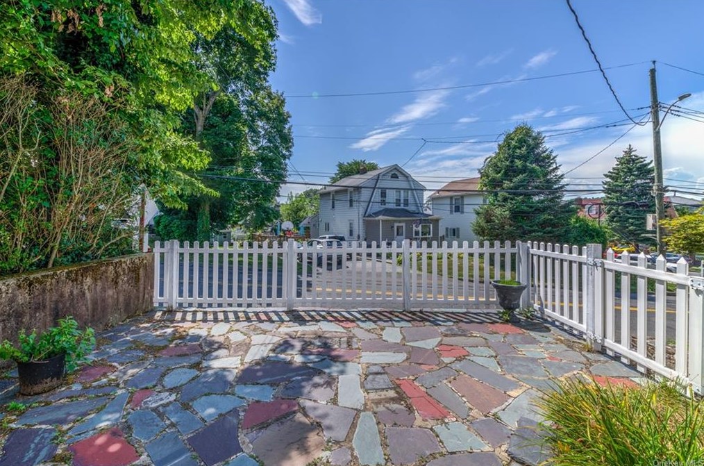 514 Mile Square Rd, Yonkers NY 10704-1936 exterior