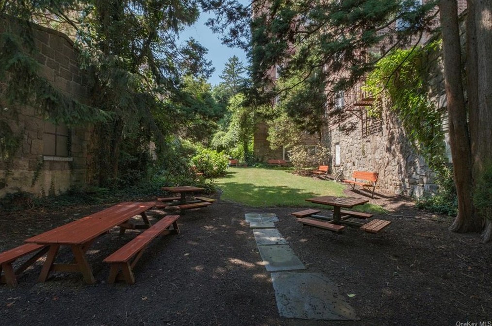 1440 Midland Ave, Yonkers NY 10708-6044 exterior