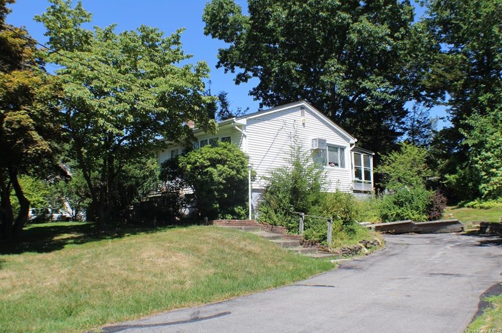 9 Hickory Ln, Monroe NY 10950-1007 exterior